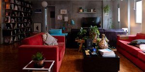 Σαλόνι με κόκκινο καναπέ και βιβλιοθήκη