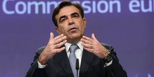 Ο αντιπρόεδρος της Κομισιόν, Μαργαρίτης Σχοινάς στο πόντιουμ