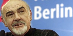 Ο Σον Κόνερι με μαύρη μπλούζα