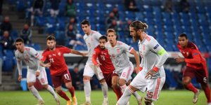 Ο Σέρχιο Ράμος της Ισπανίας αστοχεί σε πέναλτι