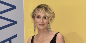 Η Σάρον Στόουν με μαύρο φόρεμα με ντεκολτέ