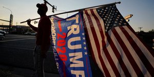 Υποστηρικτής του Τραμπ με σημαίες των ΗΠΑ την ημέρα των εκλογών