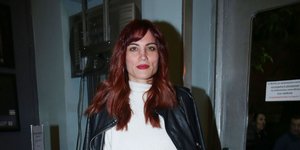 Η Μαίρη Συνατσάκη με φούστα