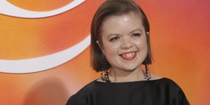 Η Sinead Burke χαμογελάει