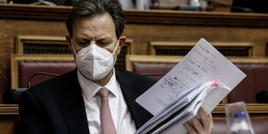 Με μάσκα ο αναπληρωτής υπουργός Οικονομικών