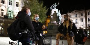 Ποδηλάτες με μάσκες στη Σλοβενία