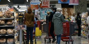 Καταναλωτές σε σούπερ μάρκετ