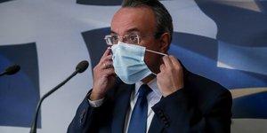 Χρήστος Σταϊκούρας βαζει μασκα