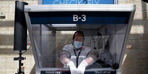 Σαν μίνι περίπτερα, οι σταθμοί πραγματοποίησης τεστ για τον κορωνοϊό στο αεροδρόμιο του Τελ Αβίβ