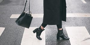 Γυναικεία πόδια με μποτάκια 