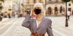 στιλάτη γυναίκα με μάσκα