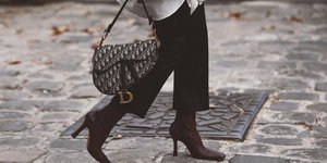 γυναίκα με μπότες στην εβδομάδα μόδας