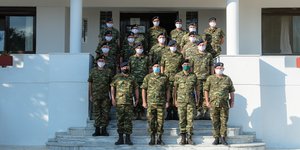στρατιωτες μασκες σκαλια