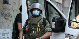 Στρατιωτικός με μάσκα για τον κορωνοϊό