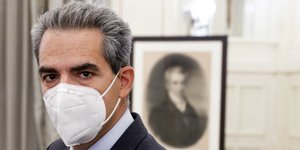 Ο Αγγελος Συρίγος με μάσκα στο ΥΠΕΞ