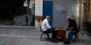 Δυο πολίτες παίζουν τάβλι στη μέση του δρόμου στην Κύπρο
