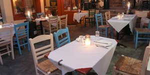 Αδεια τραπέζια σε ταβέρνα
