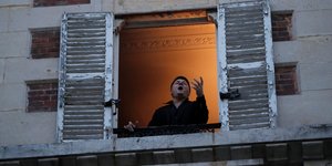 Ο τενόρος Σενεσάλ στο παράθυρο του σπιτιού στο Παρίσι