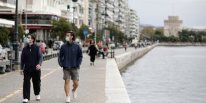 Θεσσαλονίκη άντρες με μάσκα για τον κορωνοϊό