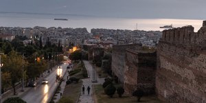 Η θέα της Θεσσαλονίκης από το Επταπύργιο με τη δύση του ηλίου