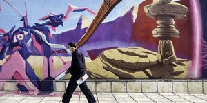 Πεζός στη Θεσσαλονίκη δίπλα από γκράφιτι