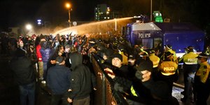 Ρήψη νερού από την αστυνομία σε διαδηλωτές στην Τιφλίδα