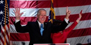 O Τομ Τίλις πανηγυρίζει