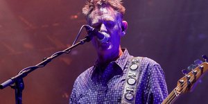 τραγουδιστης μοβ φως