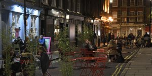 τραπεζακια στο δρομο 