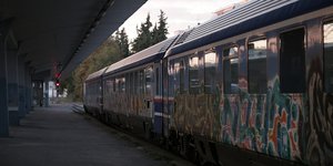 Τρένο στο σταθμό Θεσσαλονίκης με συγκεκριμένες προδιαγραφές για πιθανή μεταφορά ασθενών στην Αθήνα