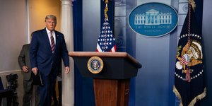 Ο Τραμπ μπαίνει στην αίθουσα συνεντεύξεων Τύπου του Λευκού Οίκου