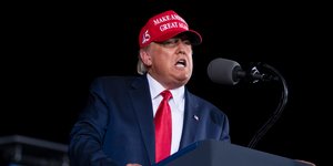 Ο Τραμπ με καπέλο σε ομιλία του