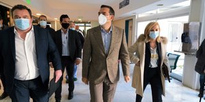 Ο Τσίπρας με μάσκα στο Νοσοκομείο Γεννηματάς