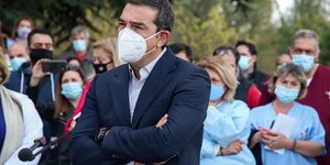 τσιπρας μασκα σταυρωμένα χερια