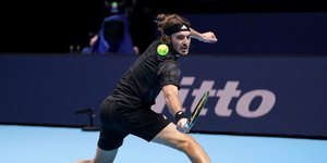 Ο Τσιτσιπάς βγάζει άμυνα στο ATP Finals