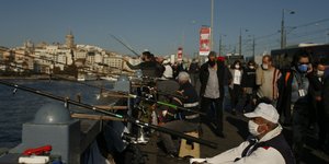 Πολίτες της Κωνσταντινούπολης ψαρεύουν στο Βόσπορο
