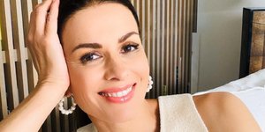 Η Τζίνα Αλιμόνου με σκουλαρίκια