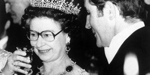η βασίλισσα Ελισάβετ με στέμμα και γυαλιά