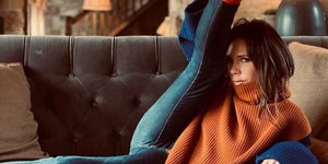 Η Βικτόρια Μπέκαμ με τζιν και πουλόβερ στον καναπέ της