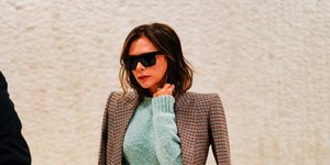 Η Βικτόρια Μπέκαμ με γυαλιά και σακάκι