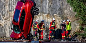Crash test σε γκρεμό