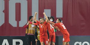 Οι ποδοσφαιριστές της Βόρειας Μακεδονίας πανηγυρίζουν