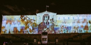 Aφιέρωμα στην Ημέρα Ενόπλων Δυνάμεων στην πρόσοψη της Βουλής