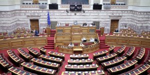 βουλη σχεδον αδεια