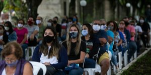 Κόσμος στην Βραζιλία παρακολουθεί με μάσκες τελετή