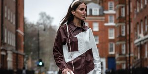 γυναίκα με πουκάμισο στην εβδομάδα μόδας