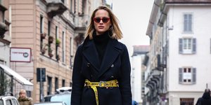 γυναίκα με παλτό στην εβδομάδα μόδας