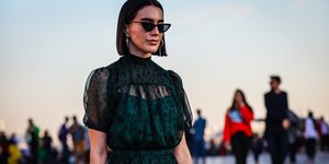 γυναίκα με φόρεμα στην εβδομάδα μόδας