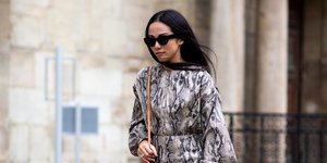 γυναίκα με φόρεμα στην εβδομάδα μόδας