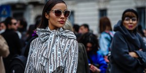 γυναίκα με φόρεμα στην εβδομάδα μόδας